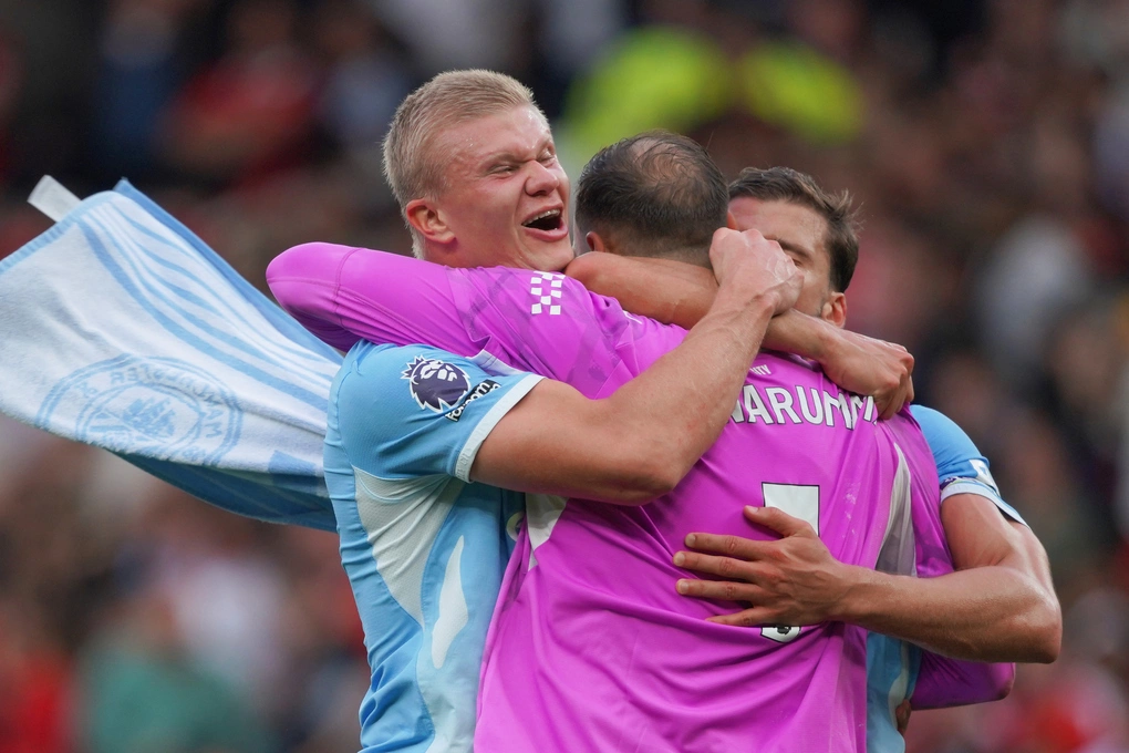 Man Utd thua Man City trong thế hơn người