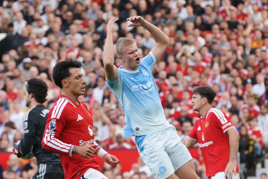 Man Utd thua Man City trong thế hơn người