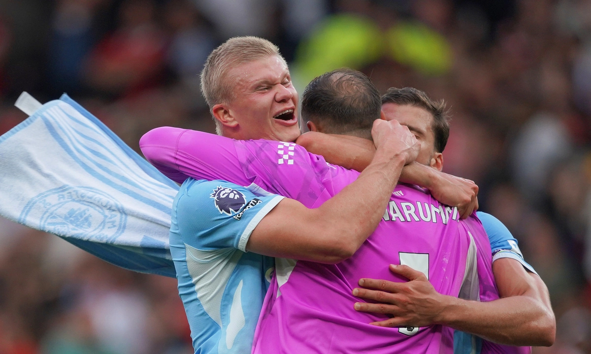 Man Utd thua Man City trong thế hơn người