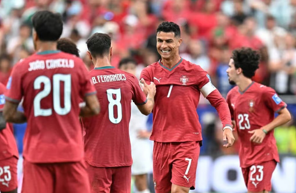 Bruno Fernandes chia vui cùng Cristiano Ronaldo trong trận Bồ Đào Nha thắng Uzbekistan 5-0 ở lượt hai bảng K World Cup 2026 trên sân NRG, Houston ngày 23/6/2026. Ảnh: Reuters