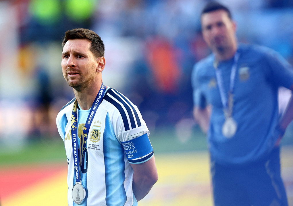 Tiền đạo Argentina Lionel Messi bật khóc, phía sau là HLV Lionel Scaloni sau trận Argentina thua Tây Ban Nha 0-1 ở chung kết World Cup 2026. Messi bật khóc bên cạnh HLV Scaloni sau chung kết World Cup