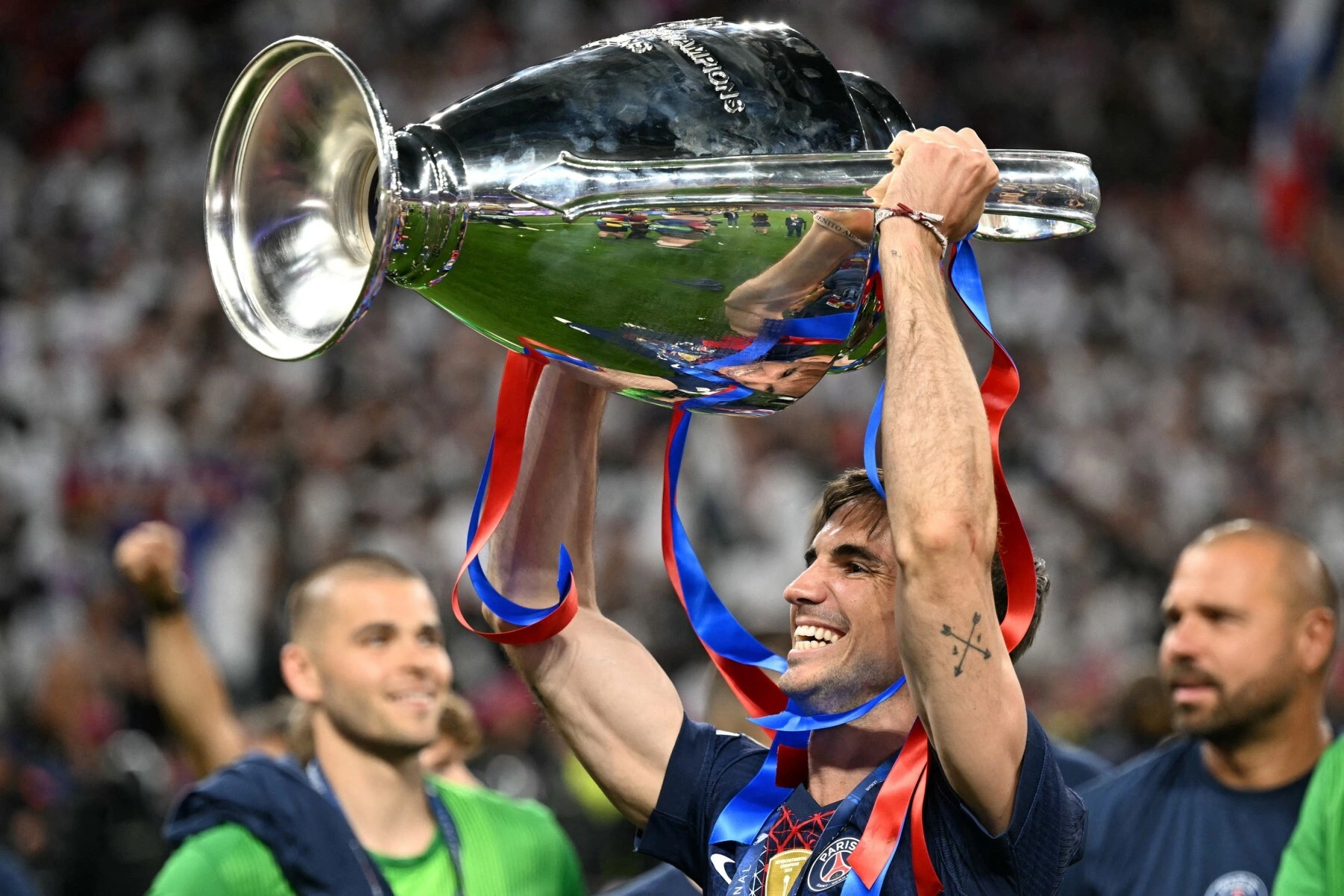 Fabian Ruiz ăn mừng chức vô địch Champions League sau khi PSG thắng Arsenal trên sân Puskas Arena, Budapest, Hungary ngày 30/5/2026. Ảnh: AFP