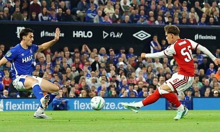 Liverpool, Arsenal thẳng tiến ở Cup Liên đoàn