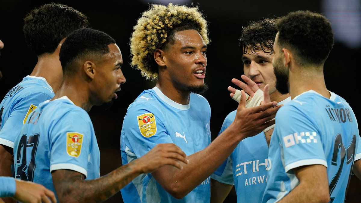 Tài năng 17 tuổi Floyd Samba rực sáng với cú đúp trong ngày ra mắt Man City