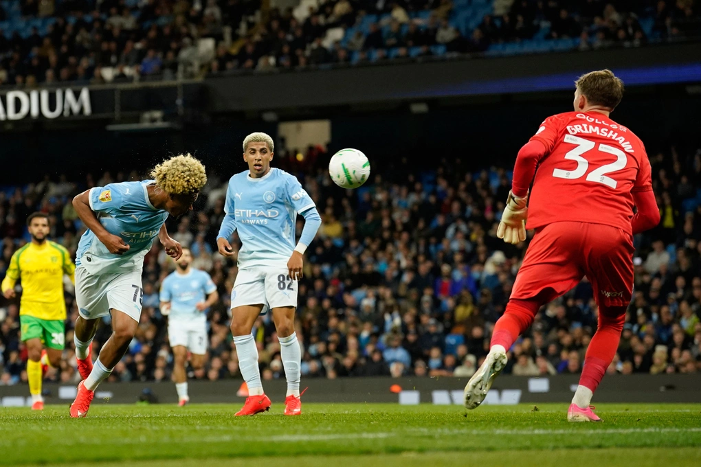 Samba đánh đầu mở tỷ số cho Man City trong trận thắng Norwich ở vòng ba Cup Liên đoàn Anh, trên sân Etihad, thành phố Manchester ngày 17/9/2026. Ảnh: AP
