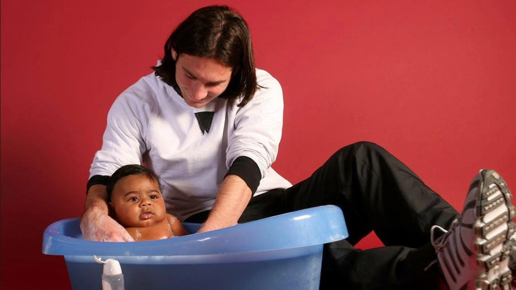 Lionel Messi tắm cho Lamine Yamal vào năm 2008. Ảnh: UNICEF