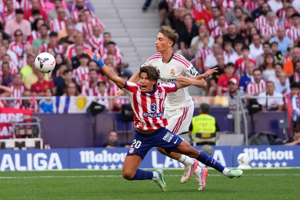 Real thua Atletico trong thế thiếu người