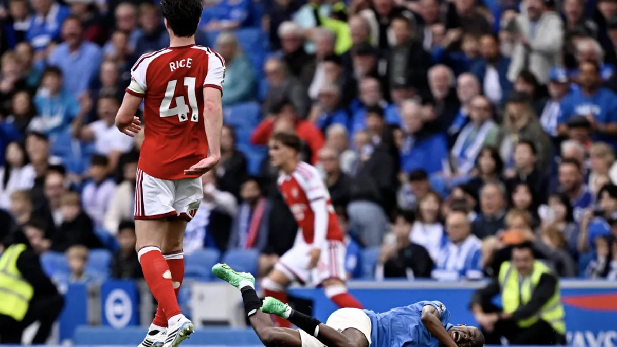 Photo: vnexpress.net Tranh cãi việc Rice thoát thẻ đỏ trong trận thua của Arsenal