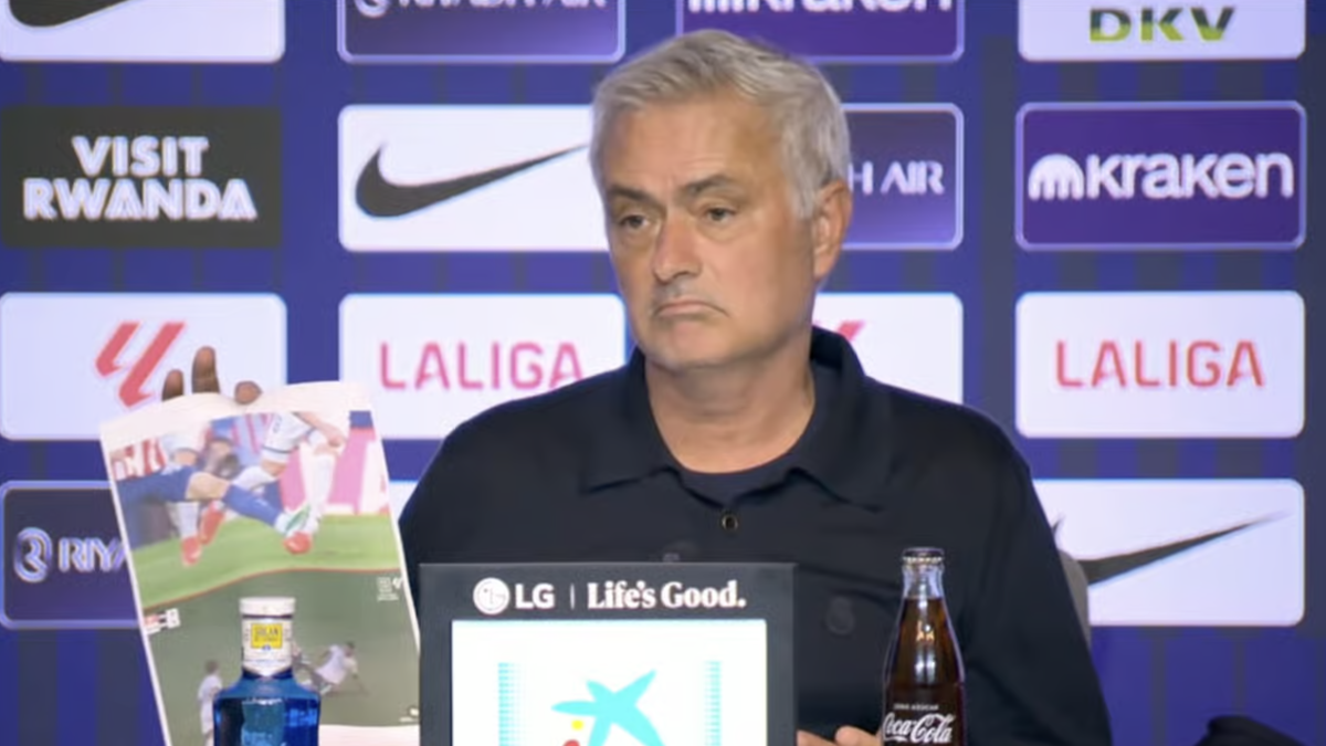 Mourinho mang ảnh cầu thủ Real bị phạm lỗi vào họp báo chỉ trích trọng tài