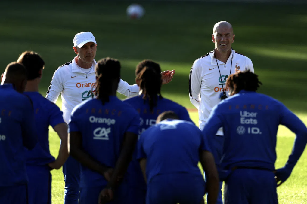 HLV Zinedine Zidane (phải) và trợ lý David Bettoni trong buổi tập của tuyển Phpas tại Clairefontaine-en-Yvelines, Pháp ngày 21/9/2026. Ảnh: Reuters