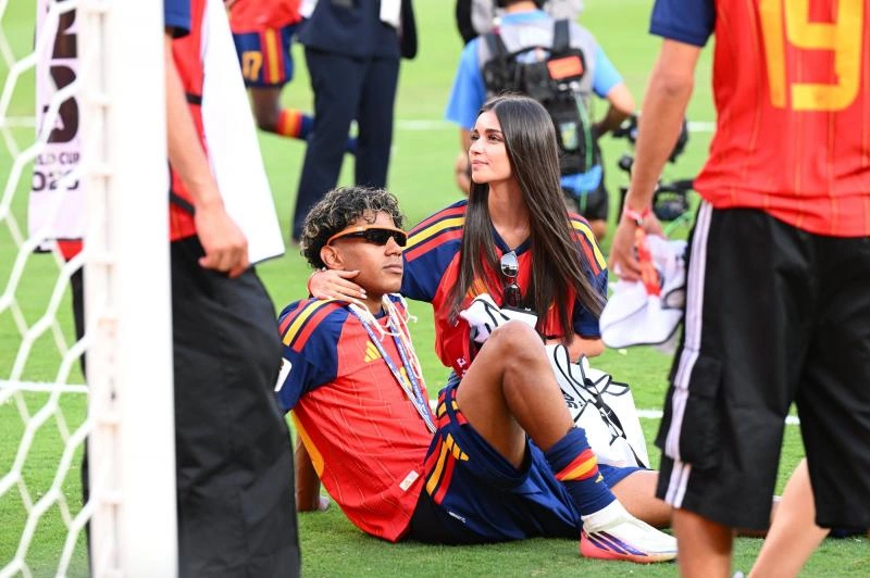 Lamine Yamal cùng bạn gái Ines Garcia sau trận Tây Ban Nha – Argentina ở chung kết World Cup 2026 trên sân MetLife, New Jersey, Mỹ ngày 19/7/2026. Ảnh: L’Équipe