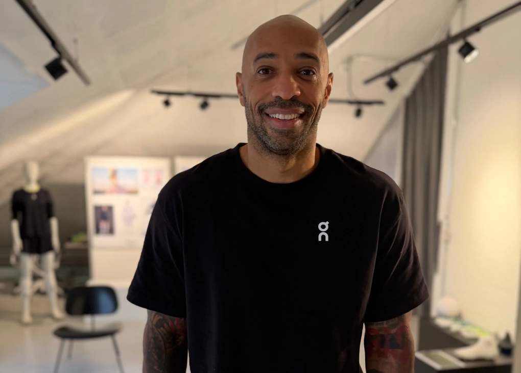 Thierry Henry trả lời phỏng vấn với báo Tây Ban Nha AS ở trụ sở hãng đồ thể thao On ở Zurich, Thụy Sĩ ngày 23/9/2026. Ảnh: AS