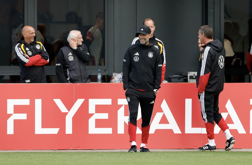 HLV Jurgen Klopp và các trợ lý trong buổi tập của tuyển Đức tại Khu phức hợp Adidas, Herzogenaurach, Đức ngày 22/9/2026. Ảnh: Reuters