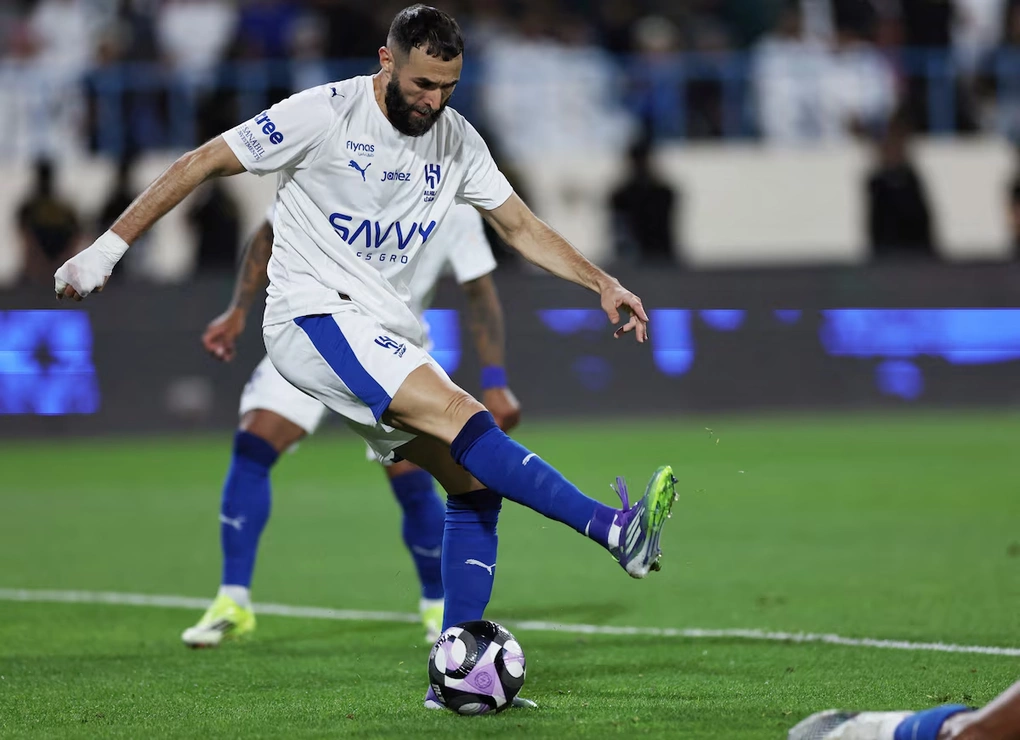 Benzema ghi bàn trong trận Al-Okhdood – Al-Hilal trên sân Prince Hathloul Bin Absulaziz Sport City, Najran, Arab Saudi. Ảnh: Reuters