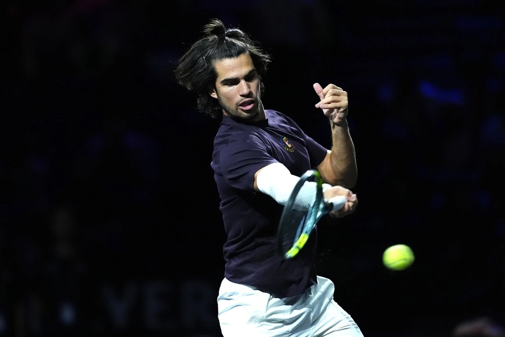 Alcaraz đánh bóng trong buổi tập trước thềm Laver Cup tại nhà thi đấu O2, London, Anh ngày 24/9/2026. Ảnh: AP