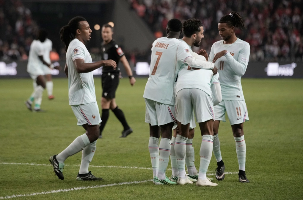 Mbappe chấn thương sau khi ghi bàn. Ảnh: AP