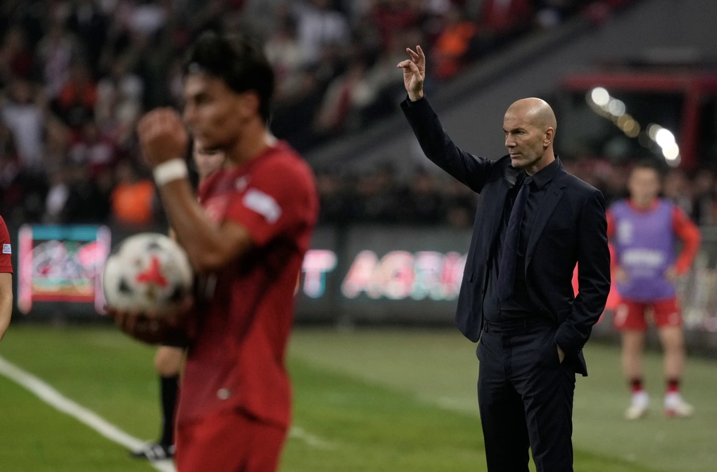 HLV Zinedine Zidane (áo đen) chỉ đạo trong trận Pháp thắng Thổ Nhĩ Kỳ 1-0 ở lượt đầu bảng A1 Nations League tại Izmit, Thổ Nhĩ Kỳ ngày 25/9/2026. Ảnh: AP