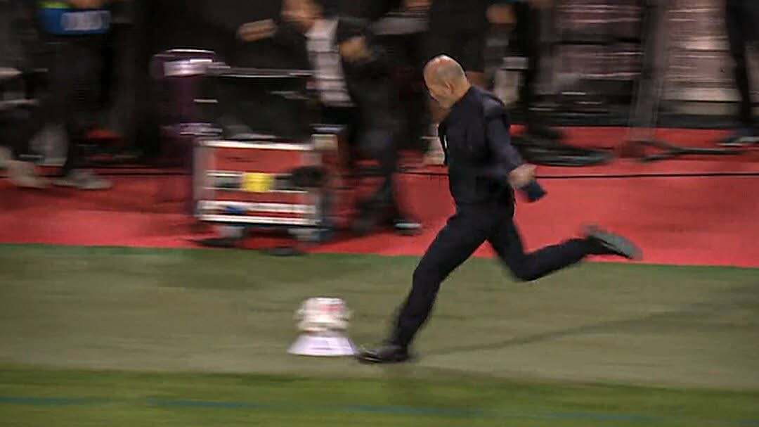 Zidane phấn khích sút bóng ăn mừng bàn thắng muộn của Pháp trước Bỉ