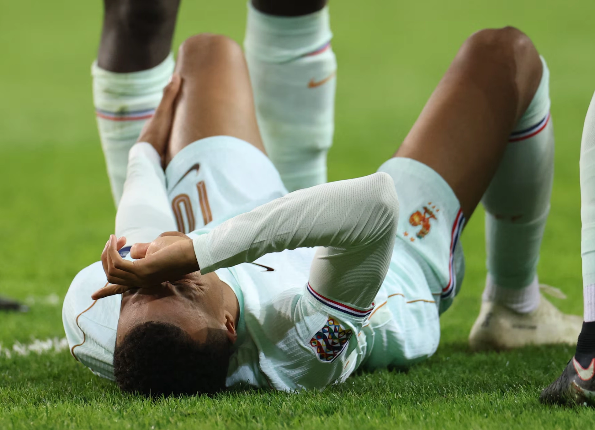 Mbappe nằm sân vì chấn thương ở trận Thổ Nhĩ Kỳ - Pháp trên sân Kocaeli, Thổ Nhĩ Kỳ ngày 25/9/2026. Ảnh: Reuters