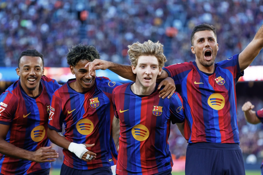 Các cầu thủ Barca mừng bàn mở tỷ số của Anthony Gordon trong trận thắng Getafe 3-0 ở vòng tám La Liga trên sân Camp Nou, Barcelona, Tây Ban Nha ngày 10/10/2026. Ảnh: AP