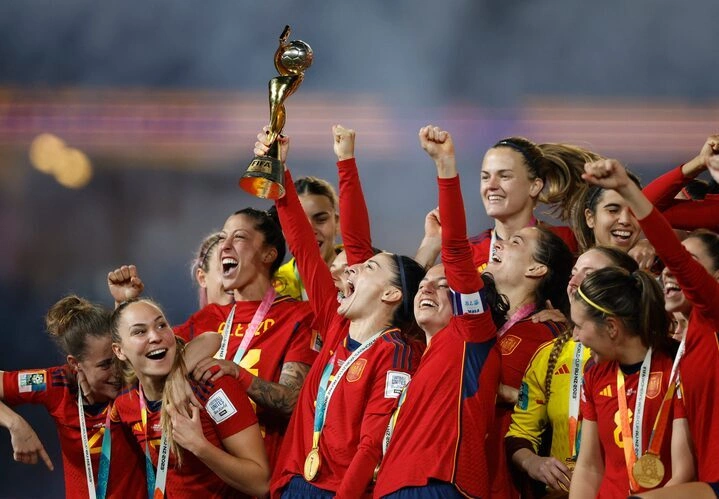 Các cầu thủ nữ Tây Ban Nha ăn mừng chức vô địch World Cup 2023 trên sân Australia, Sydney, Australia ngày 20/8/2023. Ảnh: Reuters