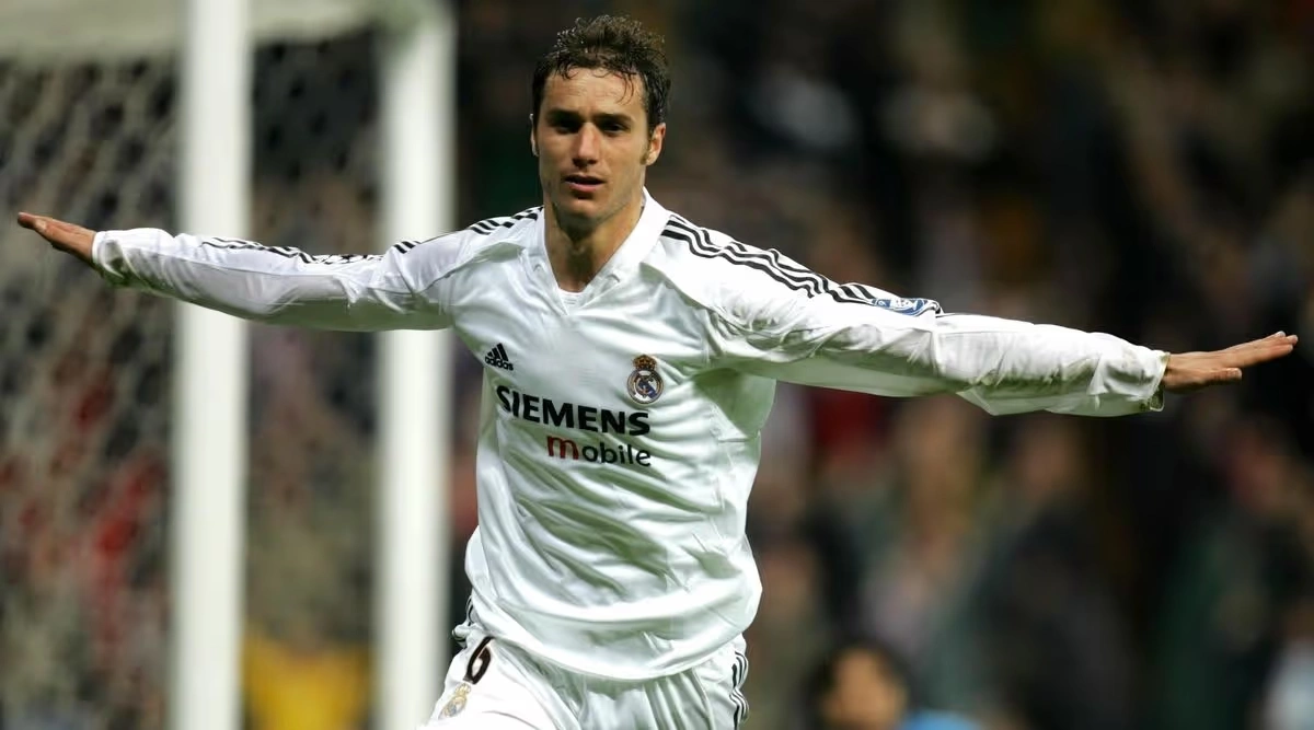 Ivan Helguera thời còn khoác áo Real Madrid, ăn mừng bàn thắng trong trận Real Madrid – Juventus trên sân Santiago Bernabeu, Madrid, Tây Ban Nha ngày 22/2/2005. Ảnh: Reuters