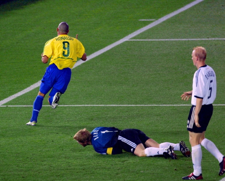 Bàn thắng của Ronaldo Nazario trong trận Đức – Brazil ở chung kết World Cup 2002 trên sân Yokohama, Nhật Bản ngày 30/6/2002. Ảnh: AFP