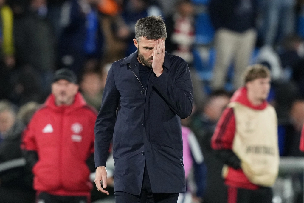 HLV Michael Carrick rời sân sau trận Man Utd thua Como ở vòng phân hạng Champions League tại Como, Italy, ngày 21/10/2026. Ảnh: AP
