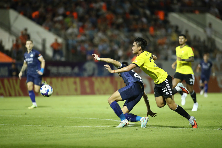 HLV Kewell nhận thẻ đỏ, trợ lý gọi trọng tài V-League là mafia