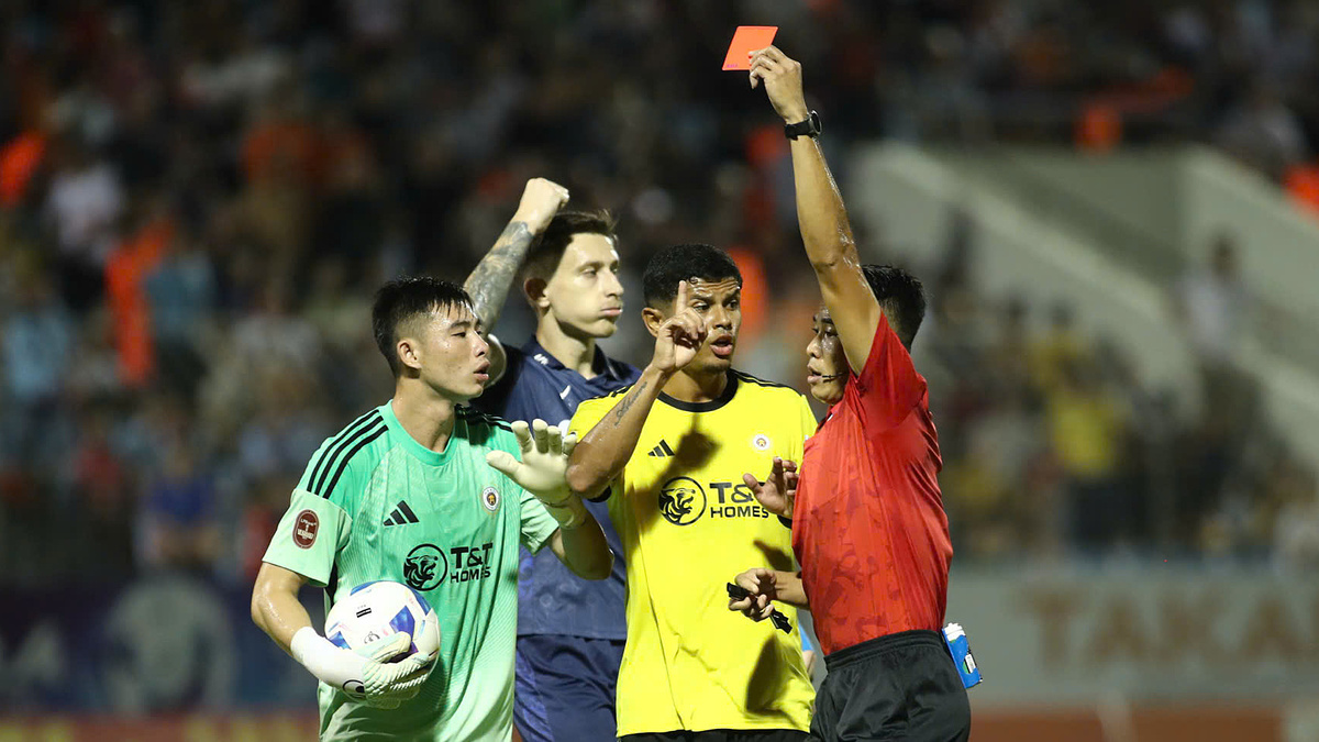 HLV Kewell nhận thẻ đỏ, trợ lý gọi trọng tài V-League là mafia