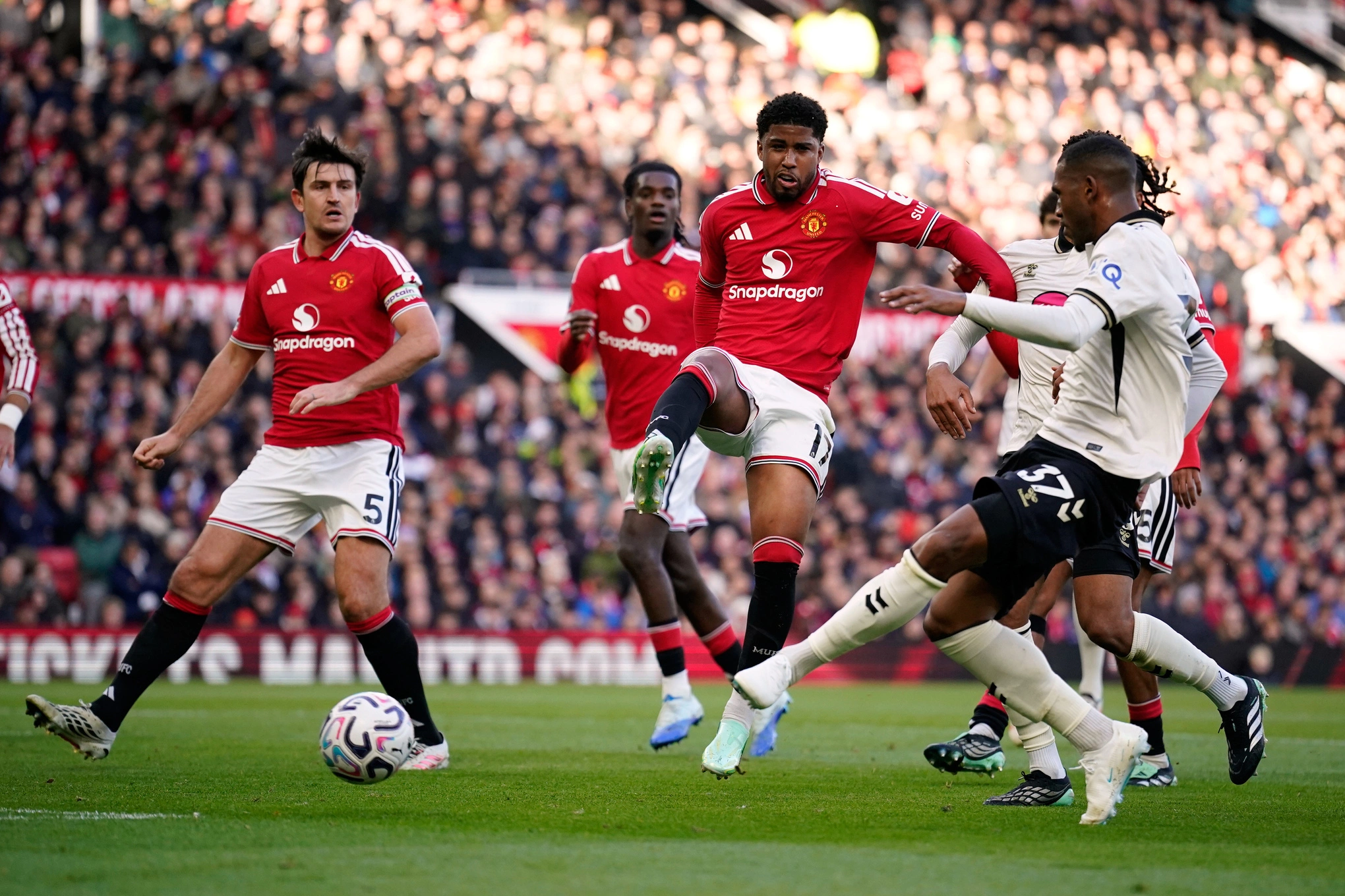 MU họp khẩn, chốt gấp HLV hàng đầu thay thế Carrick 1 Man Utd thảm bại trong ngày Fernandes dự bị - Báo VnExpress Thể thao