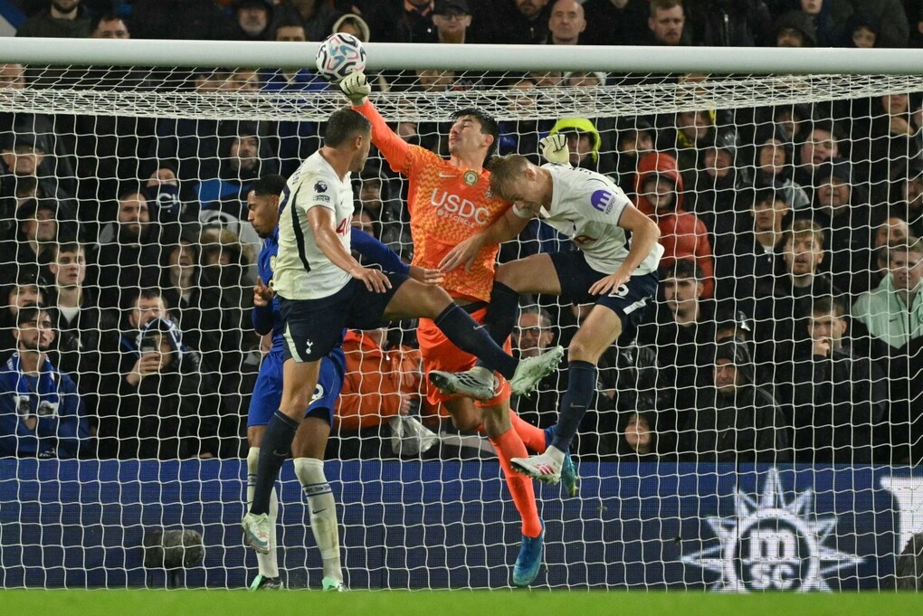 Tottenham thắng trên sân Chelsea