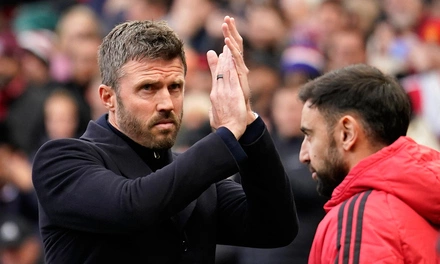 Vì sao Carrick vẫn tại vị ở Man Utd?