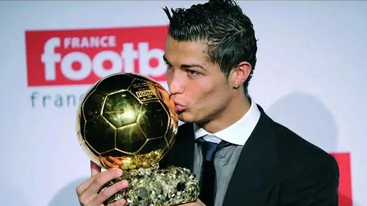 Image accompanying Ronaldo thắng Messi trong cuộc bầu chọn Quả Bóng Vàng mọi thời đại, from VnExpress